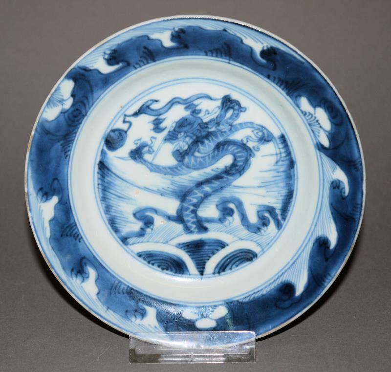 Blauweiß-Drachenteller der Kangxi- Zeit, China um 1700