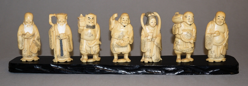 0479-Die sieben japanischen Glücksgötter aus Elfenbein, 1. H. 20. Jh. – K&K – Auktionen in ...