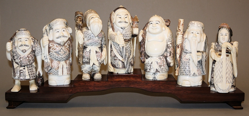 0553-Die sieben japanischen Glücksgötter, sieben große Elfenbeinschnitzereien, Anfang 20. Jh ...
