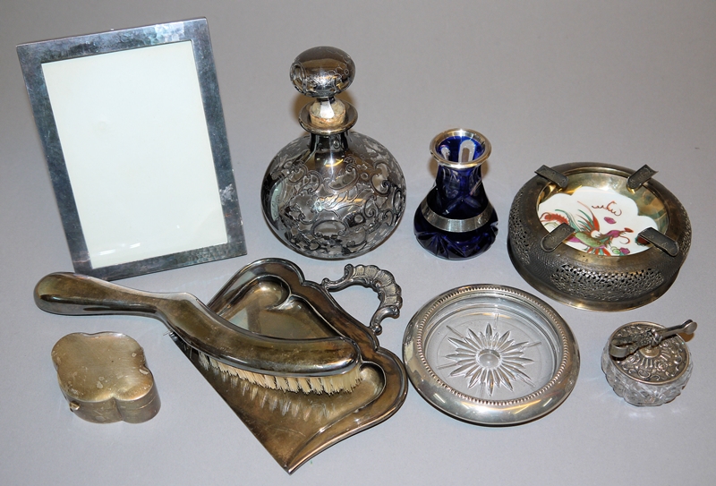 Slg. Silber mit Glas und Porzellan, Silber- Dose, -Rahmen und -Tischkehrer...