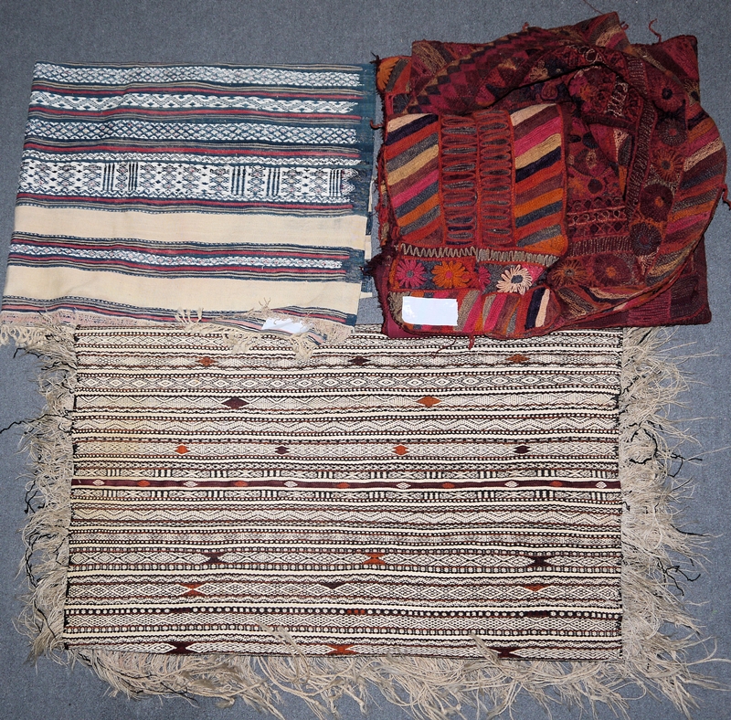 0872-Antiker Kelim mit Stickerei, Tunesien, 80-100 Jahre alt & 2 Berber-Kelims, Marokko, ca. 40 ...