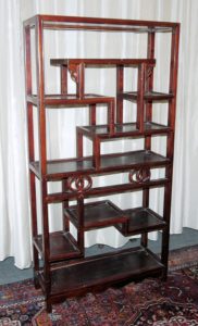 0391-Großes chinesisches Standregal aus Rotholz - K&K - Auktionen in