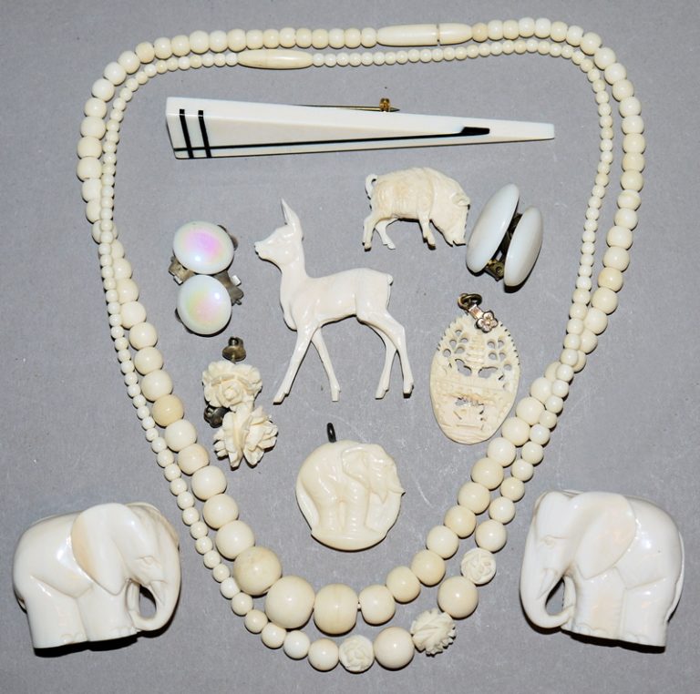0752Kleines Konvolut ElfenbeinSchmuck und Schnitzarbeiten K&K