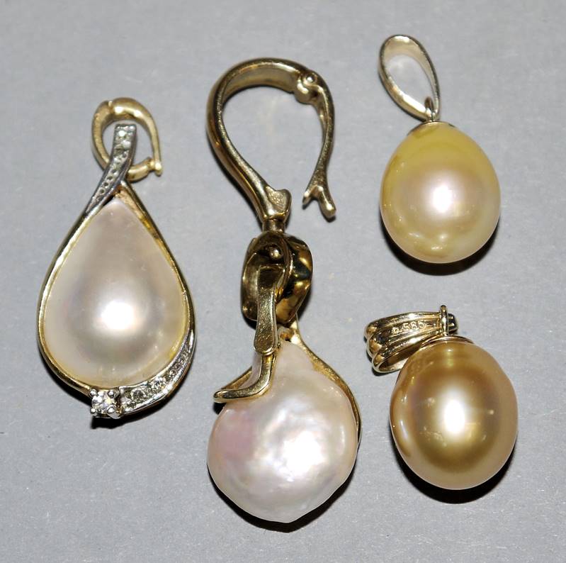 Vier Anhänger/Clip-Anhänger mit Perlen und Brillanten, Gold