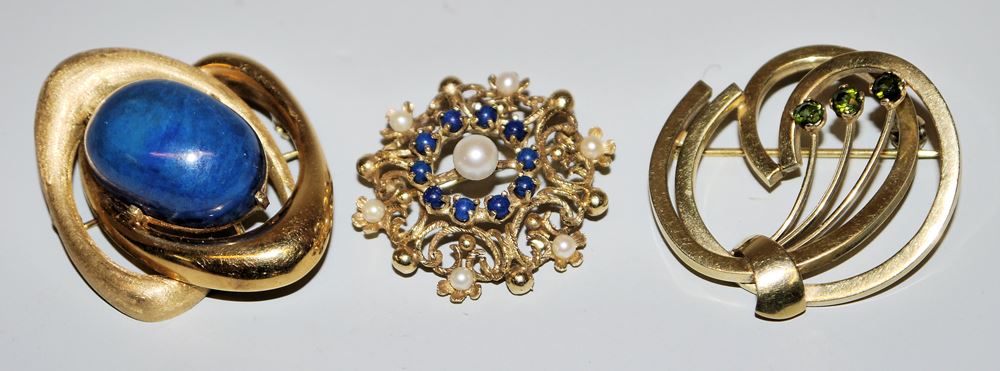 Drei Broschen mit Perlen, Turmalin und Lapislazuli, Gold
