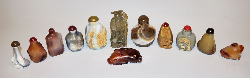 12 chinesische Snuffbottle aus Quarzvarietäten