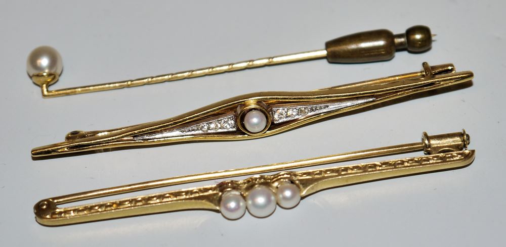 Zwei Stabbroschen und Reversnadel mit Perlen und Brillanten, Gold, um 1900/30