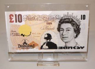 0020-Banksy, Dismal 10 Pound Canvas, Multiple von 2015, Dismaland, unter Plexiglas