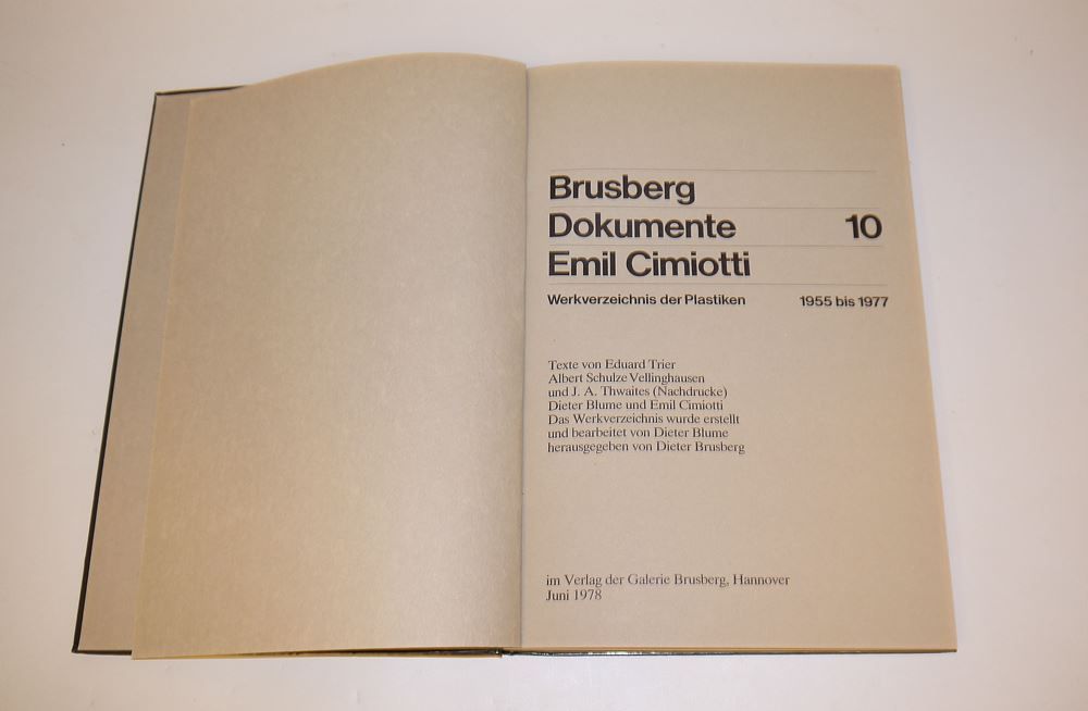 0075-Emil Cimiotti, "Sitzende I", Bronzeplastik von 1968, dazu Monographie "Emil Cimiotti" von 1966 mit einer Widmungszeichnung des Künstlers im Frontispiz sowie Werkverzeichnis der Plastiken 1955 - 1977 mit Abb. der vorliegenden Arbeit auf S. 163 - Image 4