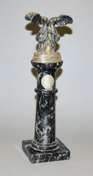 0085-Salvador Dalí, Bronzeplastik Doppel-Nike von Samothrake (Double Victoire de Samothace) von 1973, nach dem Handmodell des Künstlers, auf Marmorsäule