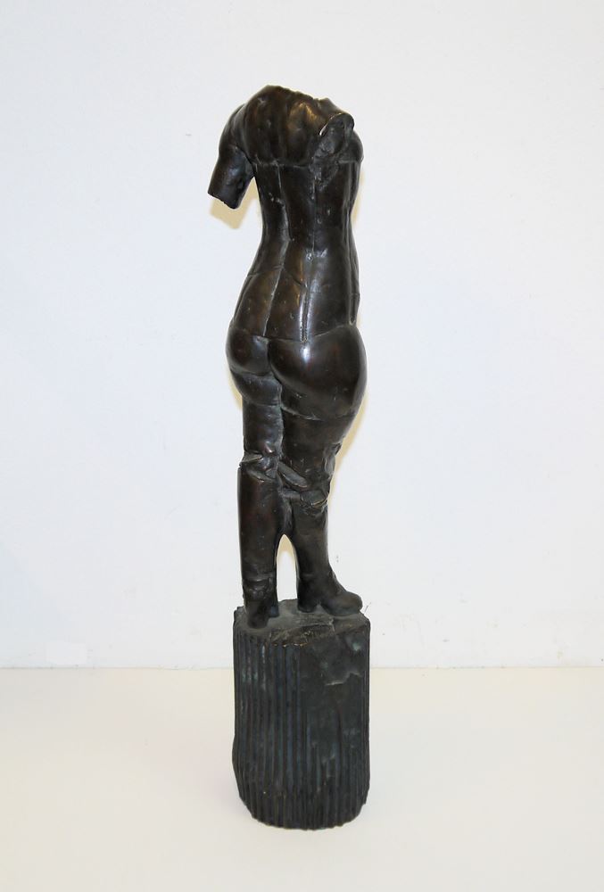 0195-Richard Heß, "Hommage an Avramidis", Weiblicher Torso auf Podest, Bronzeplastik von 1983 - Image 2