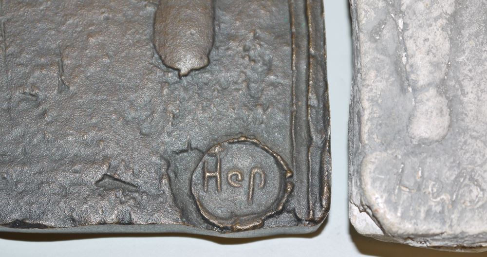 0198-Richard Heß, Umarmung unter dem Bogen und Paar vor dem Spiegel, zwei Bronzerelief sowie Gipsabguss des einen Reliefs - Image 2