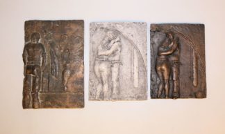 0199-Richard Heß, Umarmung unter dem Bogen und Begegnung, zwei Bronzerelief sowie Gipsabguss des einen Reliefs
