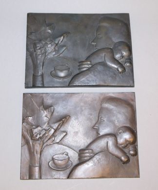 0257-Detlef Kraft, "Am Tisch", 2 Bronzereliefs von 1987