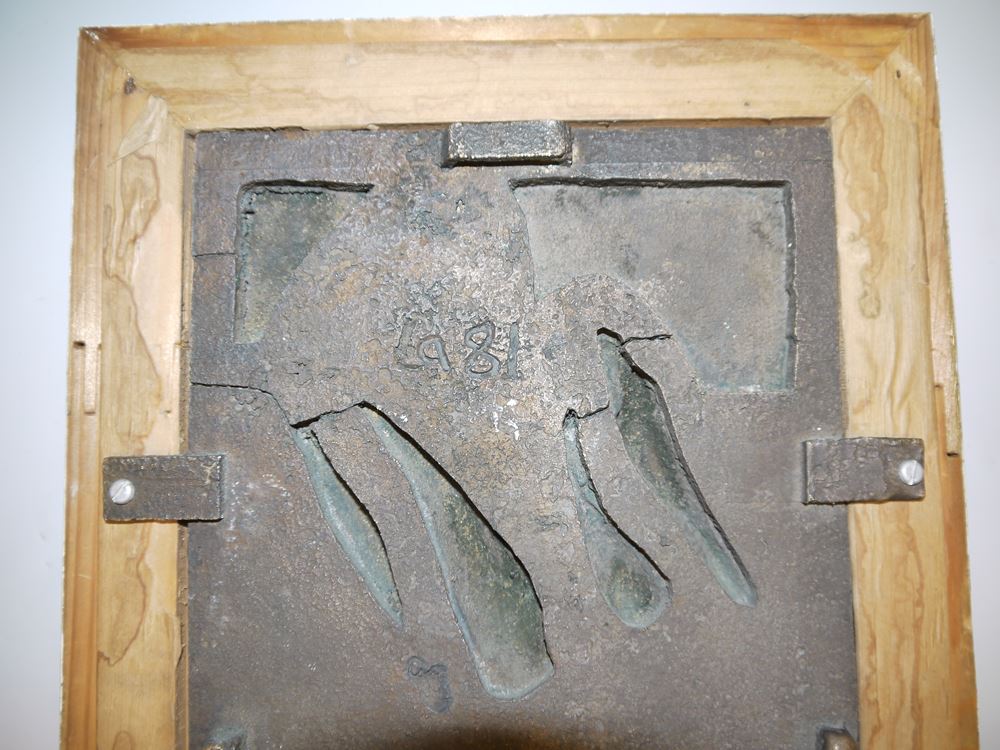 0280-Helmut Lander, Hockender weiblicher Akt, Bronzerelief von 1981, gerahmt - Image 2