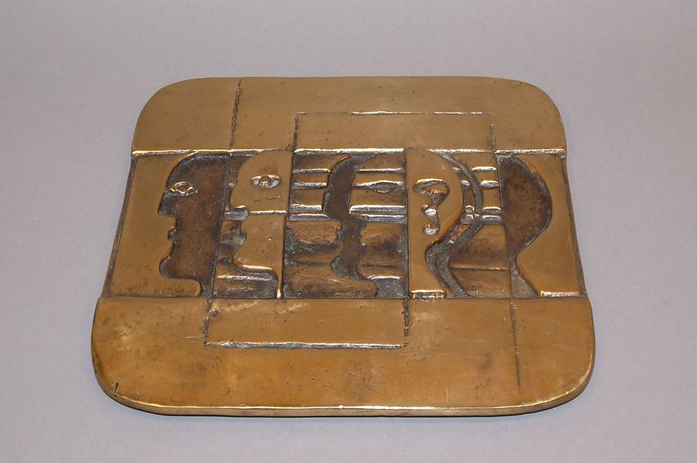 0281-Helmut Lander, Köpfe, Bronzerelief von 1979 - Image 2