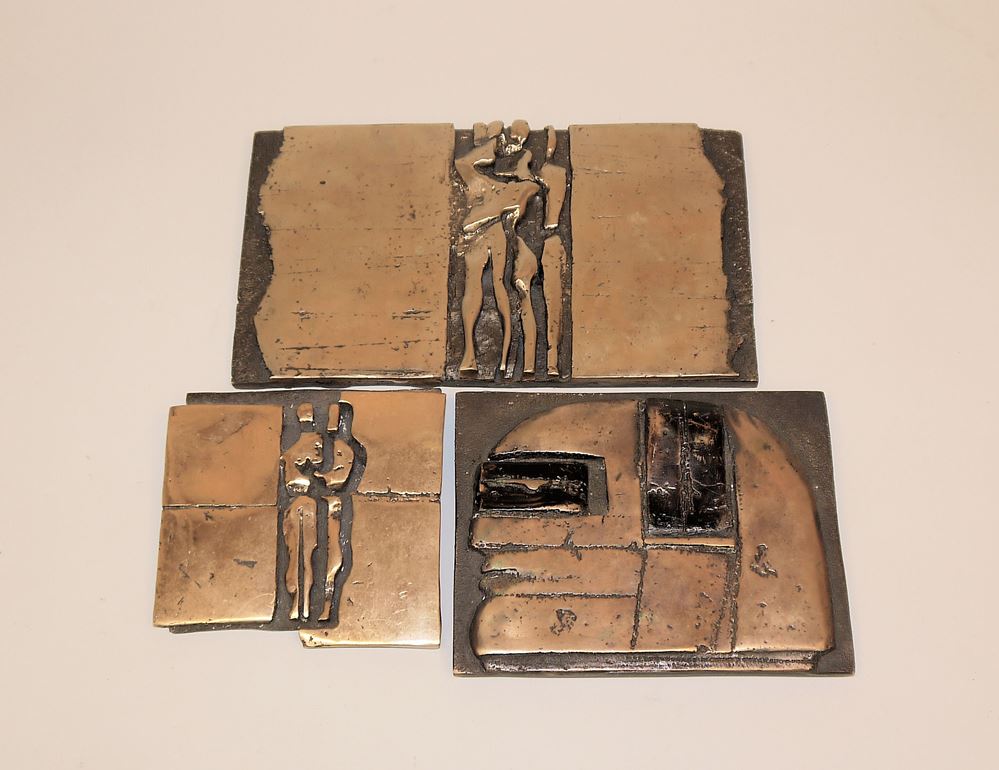 0286-Helmut Lander, Kopf, Stehendes Paar und Paar im Gang, 3 Bronzereliefs von 1985/1992 – Bild 2
