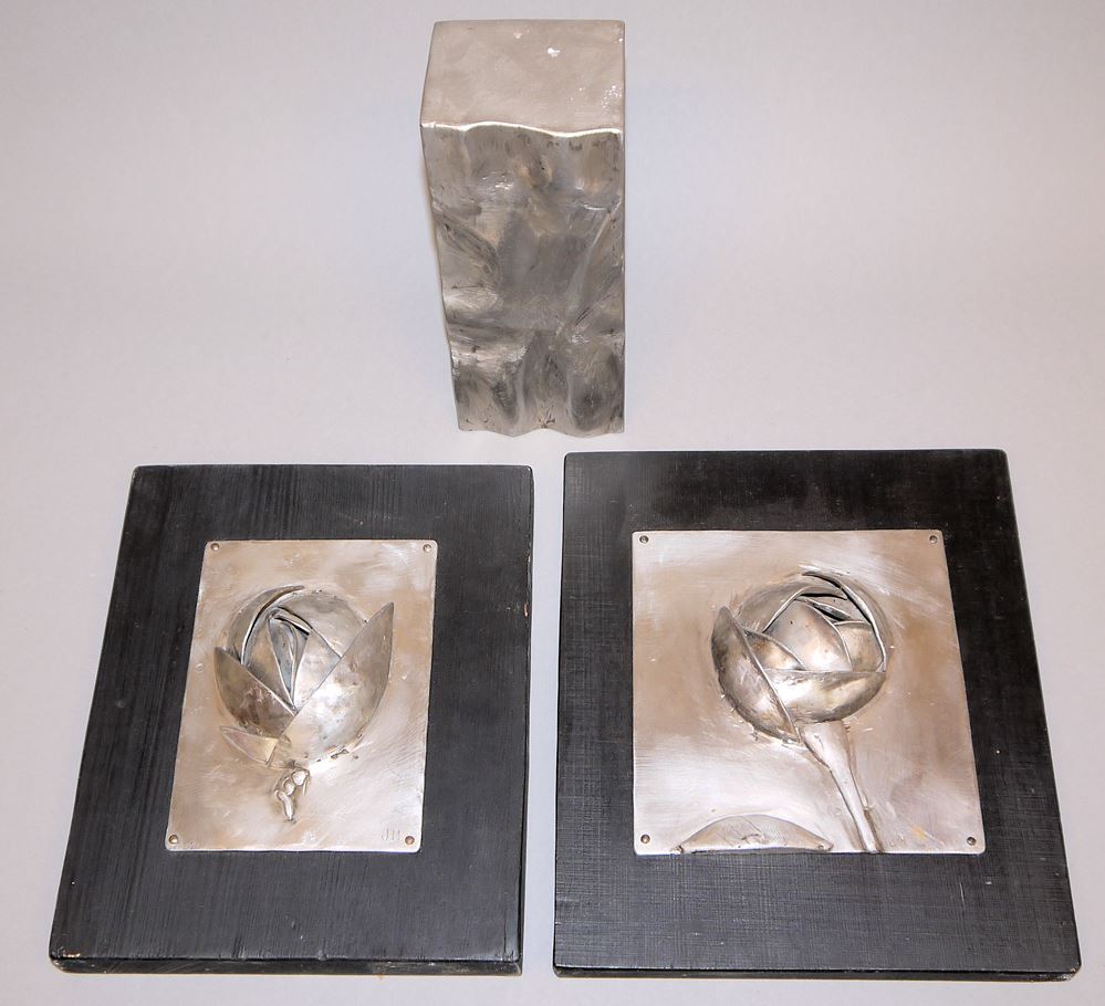 0330-Jo Miard, Torso im Raum, Metallplastik von 1979, Stele, Metallplastik & Blumen, paar Reliefs, Aluminium, Unikate von 1982 – Bild 2