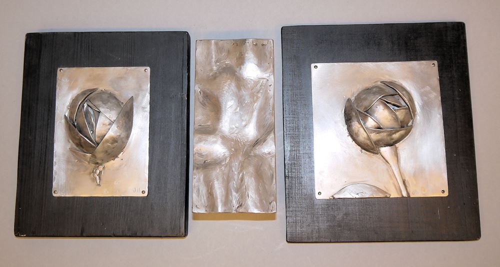 0330-Jo Miard, Torso im Raum, Metallplastik von 1979, Stele, Metallplastik & Blumen, paar Reliefs, Aluminium, Unikate von 1982 – Bild 3