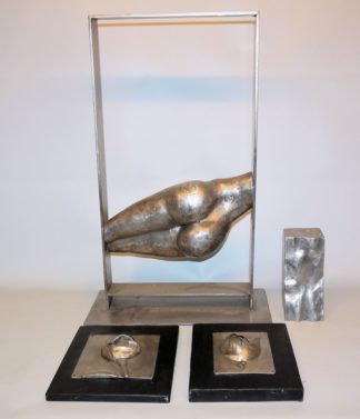 0330-Jo Miard, Torso im Raum, Metallplastik von 1979, Stele, Metallplastik & Blumen, paar Reliefs, Aluminium, Unikate von 1982