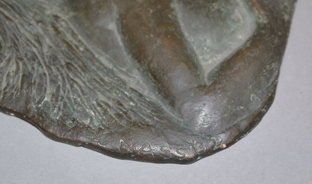 0355-Walter Nass, Lachender Halbakt & Schlossturm am Burgplatz Düsseldorf, zwei Bronzereliefs von 1982/ o.J. – Bild 3
