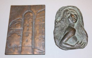 0355-Walter Nass, Lachender Halbakt & Schlossturm am Burgplatz Düsseldorf, zwei Bronzereliefs von 1982/ o.J.
