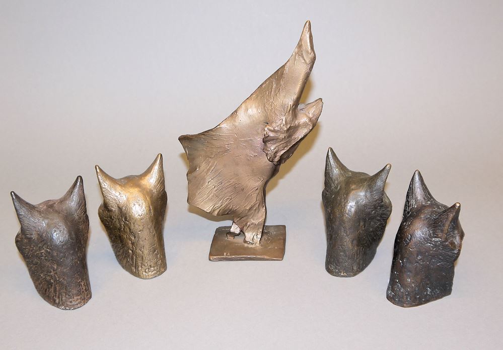 0449-Gotthelf Schlotter, Abstrakte Figur, Bronzeplastik von 1992 & 4 x Fuchskopf, Bronzeplastiken – Bild 3