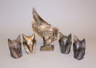 0449-Gotthelf Schlotter, Abstrakte Figur, Bronzeplastik von 1992 & 4 x Fuchskopf, Bronzeplastiken