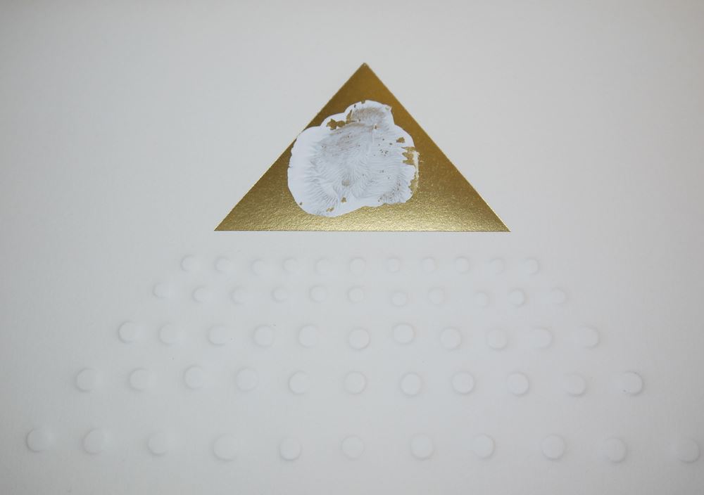 0492-Günther Uecker, "Spitze der Pyramide", signierter Prägedruck mit Goldfolie und Ölfarbe (Fingerabdruck), 1980, in Originalmappe – Bild 3