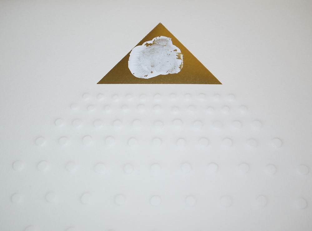 0492-Günther Uecker, "Spitze der Pyramide", signierter Prägedruck mit Goldfolie und Ölfarbe (Fingerabdruck), 1980, in Originalmappe – Bild 4