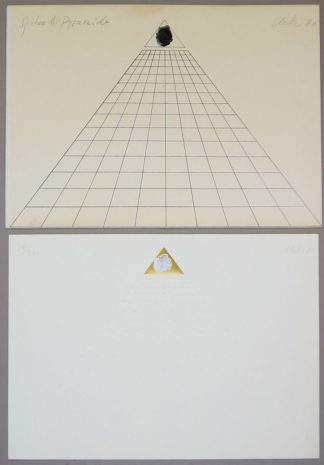 0492-Günther Uecker, "Spitze der Pyramide", signierter Prägedruck mit Goldfolie und Ölfarbe (Fingerabdruck), 1980, in Originalmappe