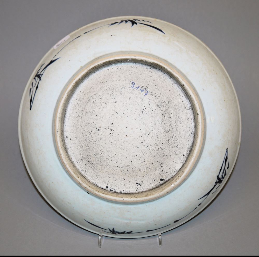 0546-Großer Blauweiß-Teller mit Hirschen und Kiefer, Qing-Zeit, China 18. Jh. – Bild 2