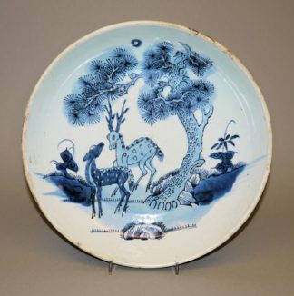 0546-Großer Blauweiß-Teller mit Hirschen und Kiefer, Qing-Zeit, China 18. Jh.