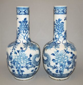 0547-Paar Blauweiß-Flaschenvasen mit Drachen, China 18./19. Jh.
