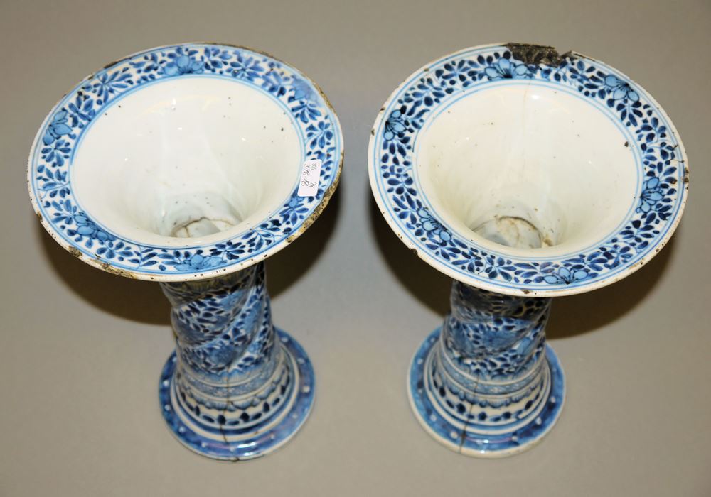 0551-Paar Blauweiß-Vasen der Kangxi-Zeit, China um 1700 – Bild 2