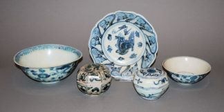 0552-Fünf Blauweiß-Porzellane der Ming-Zeit, China 15./16. Jh.