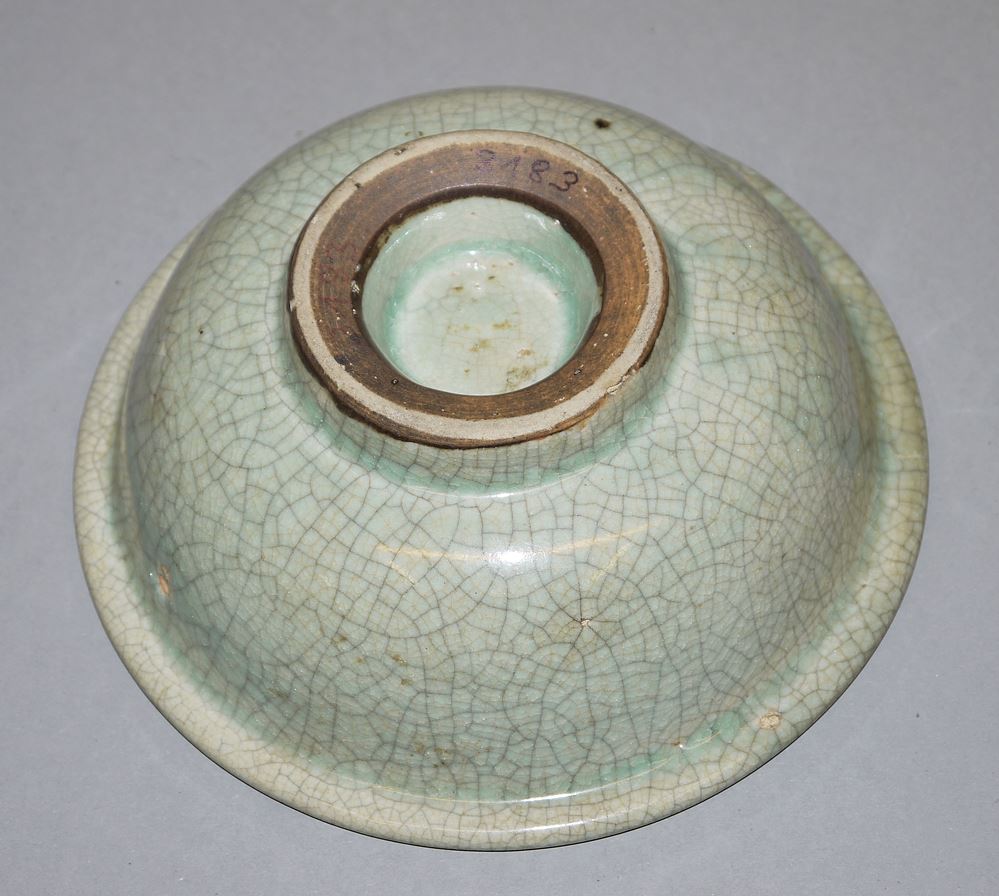 0556-Seladon-Schale mit Craquelé, Geyao-Typ der Ming-Zeit, China 16. Jh. – Bild 3