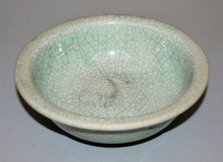 0556-Seladon-Schale mit Craquelé, Geyao-Typ der Ming-Zeit, China 16. Jh.