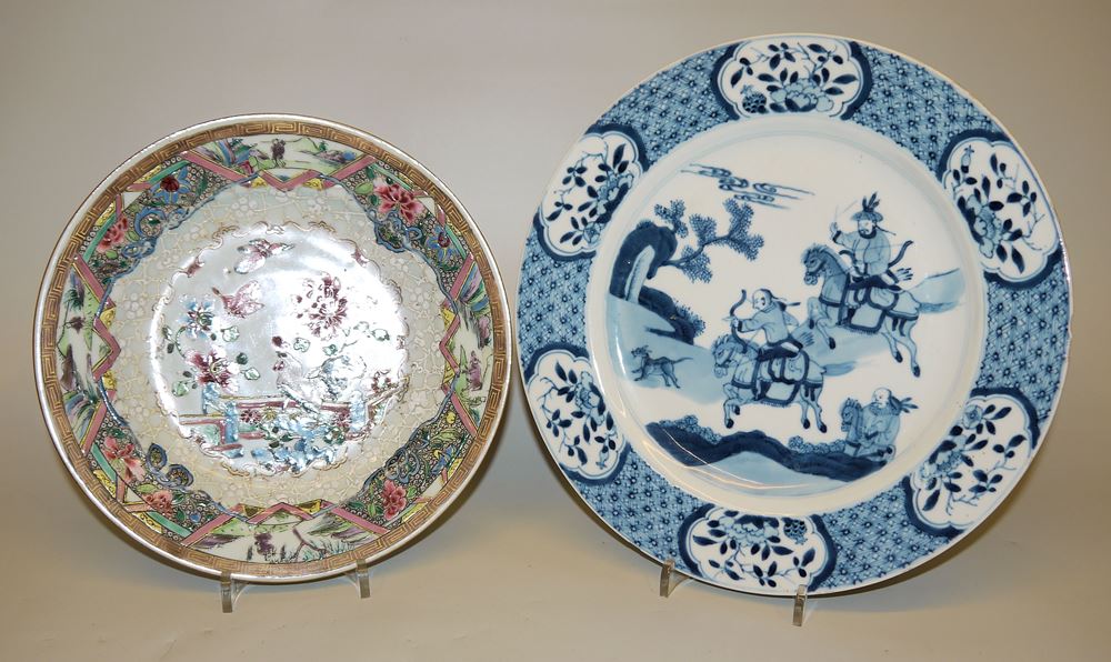 0565-Vier Porzellanteller und eine Vase, Qing-Zeit, China 18-19. Jh. – Bild 2