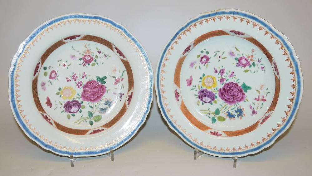 0565-Vier Porzellanteller und eine Vase, Qing-Zeit, China 18-19. Jh. – Bild 4