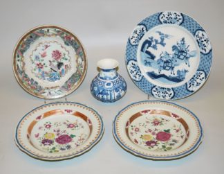 0565-Vier Porzellanteller und eine Vase, Qing-Zeit, China 18-19. Jh.