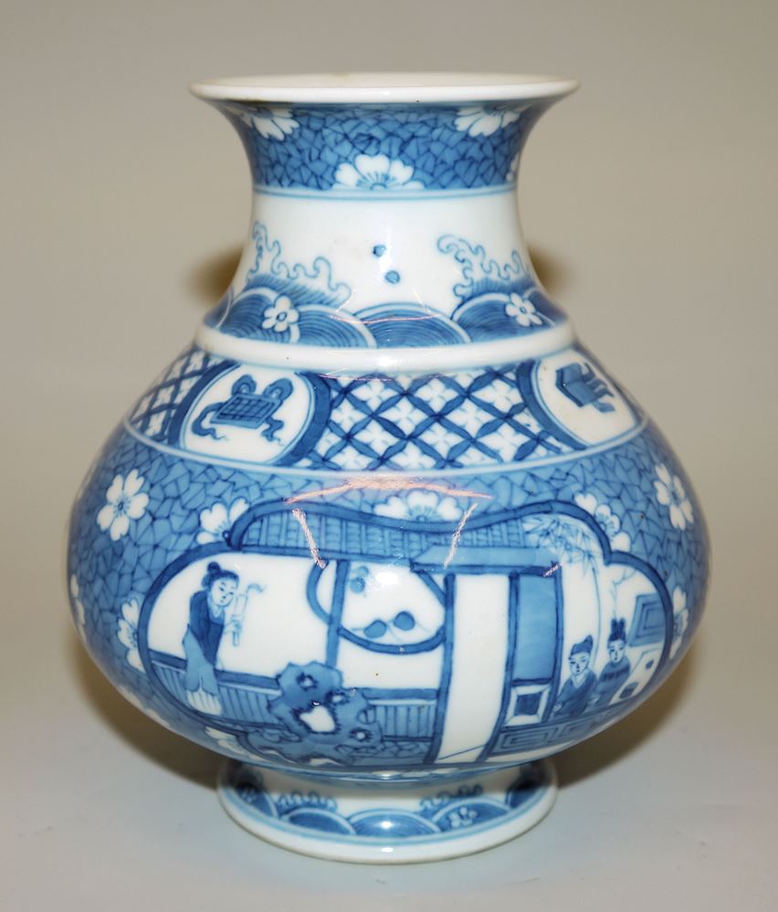 0565-Vier Porzellanteller und eine Vase, Qing-Zeit, China 18-19. Jh. – Bild 6