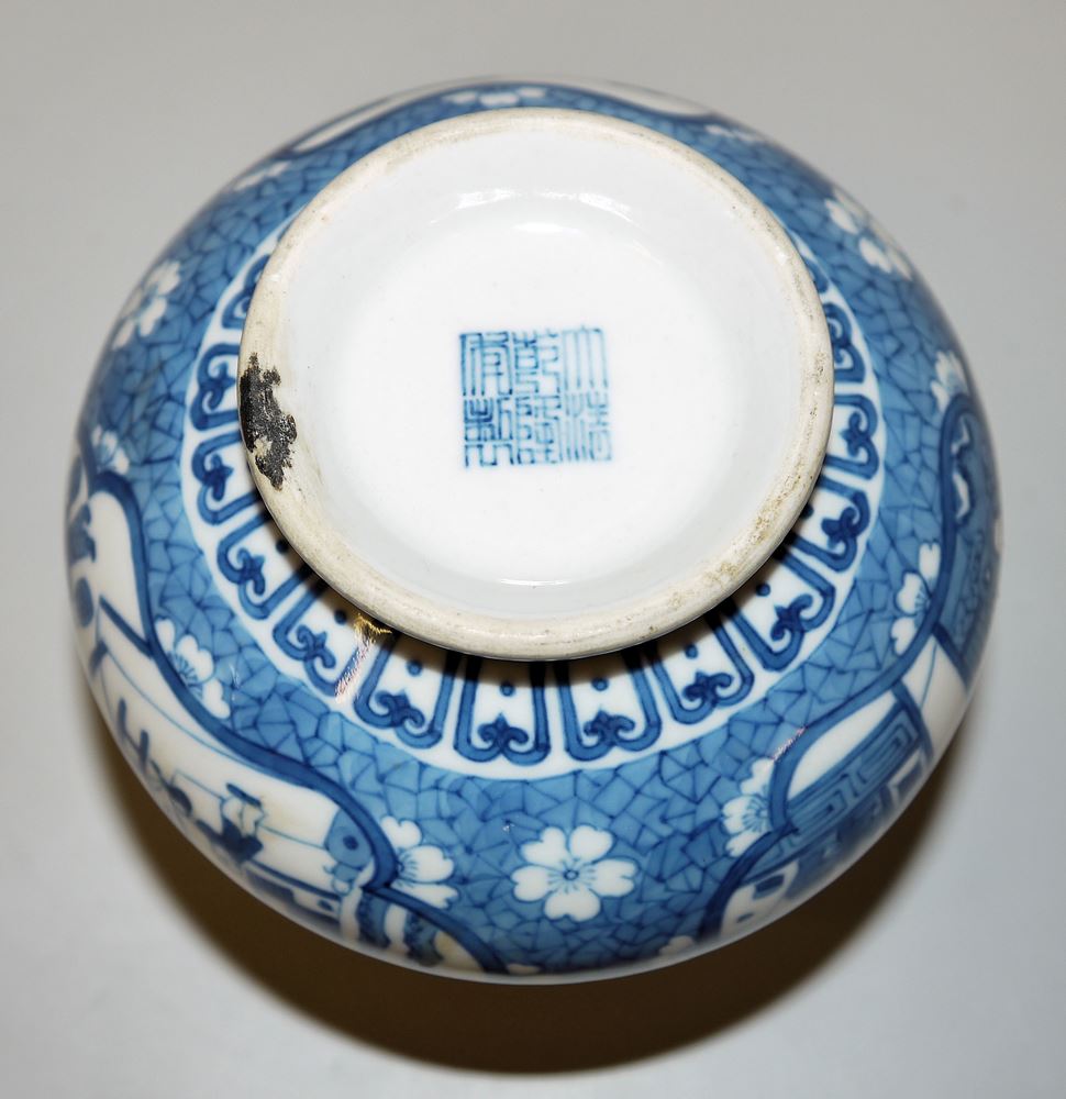 0565-Vier Porzellanteller und eine Vase, Qing-Zeit, China 18-19. Jh. – Bild 7