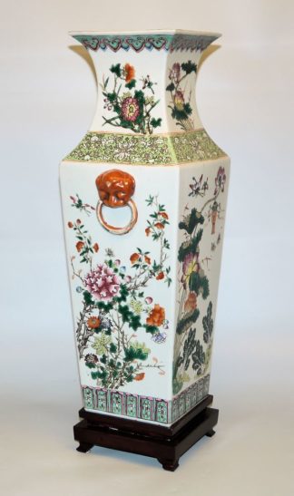 0567-Große Vierkantvase mit Blumenmotiven, späte Qing/Republik-Zeit, China um 1900