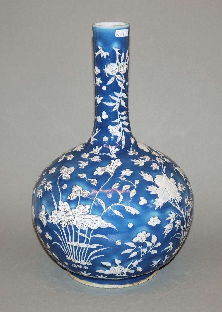 0568-Tianqiuping, Porzellanvase mit "Powder blue"-Glasur und Sgraffito-Dekor, späte Qing-Zeit, China um 1900 – Bild 2