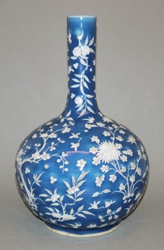 0568-Tianqiuping, Porzellanvase mit "Powder blue"-Glasur und Sgraffito-Dekor, späte Qing-Zeit, China um 1900