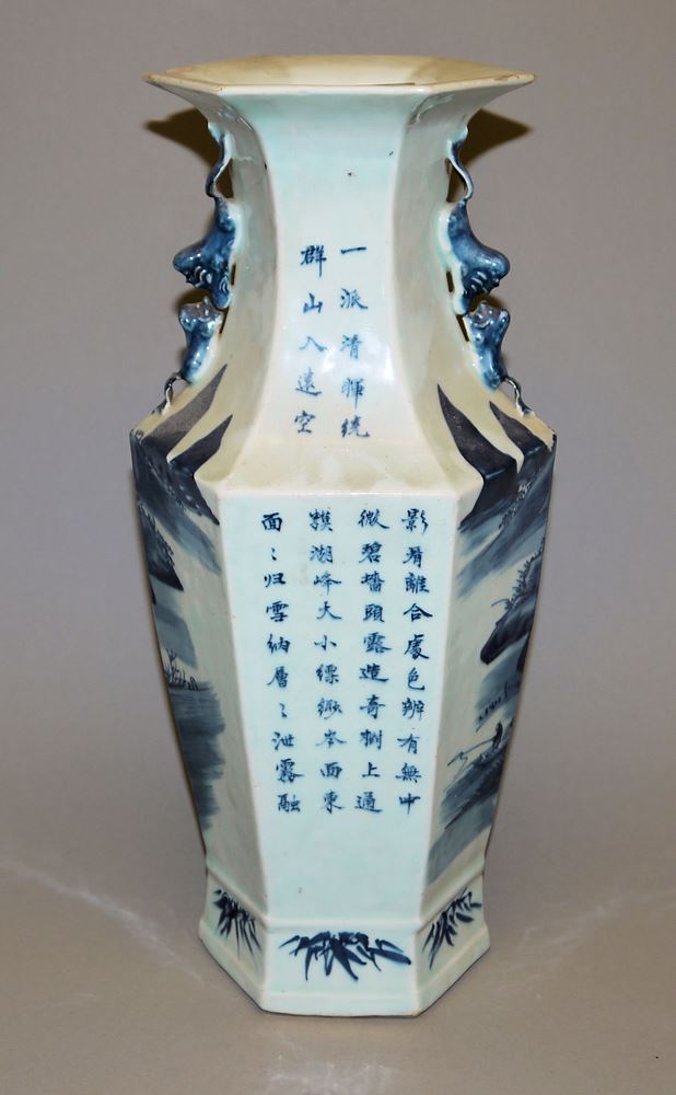 0580-Hexagonale Blauweiß-Vase und zwei "Klapmuts"-Schalen, späte Qing-Zeit, China 19. Jh. – Bild 2