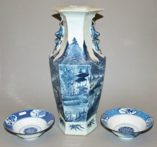 0580-Hexagonale Blauweiß-Vase und zwei "Klapmuts"-Schalen, späte Qing-Zeit, China 19. Jh.