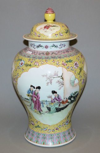 0585-Repräsentative Deckelvase in famille jaune, China 20. Jh.