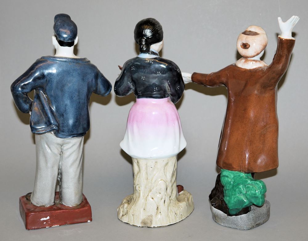 0588-Drei Charakterdarsteller revolutionärer Peking-Opern als Porzellanfiguren, China um 1965/70 – Bild 2